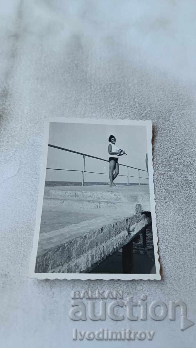 Снимка Младо момиче на пристана