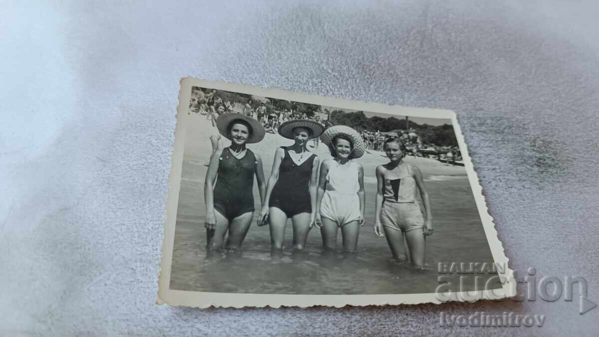 Fotografie Patru fete tinere pe malul mării