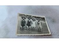 Fotografie Patru fete tinere pe malul mării