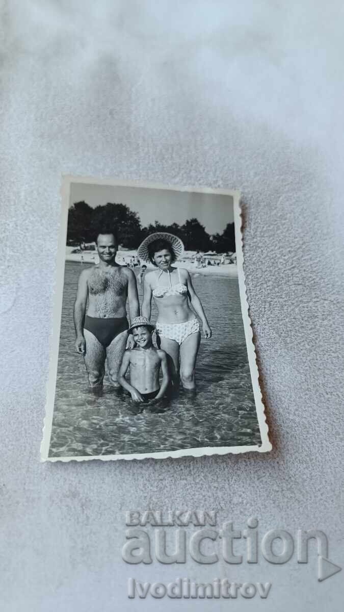 Снимка Китен Мъж жена и момче на брега на морето 1965