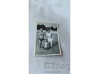 Fotografie Kiten Bărbat femeie și băiat pe malul mării 1965