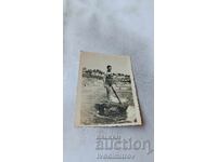 Φωτογραφία Νεαρή γυναίκα στην παραλία