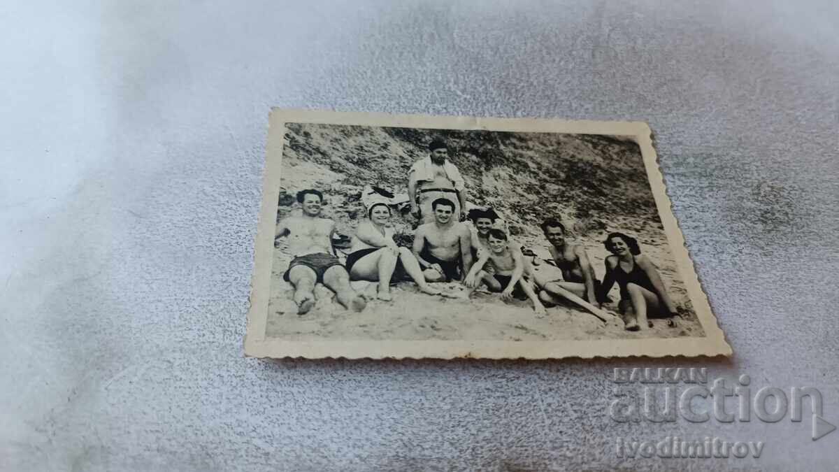 Photo Men women and boy on the beach