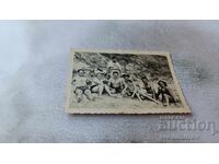 Fotografie Bărbați, femei și băieți pe plajă