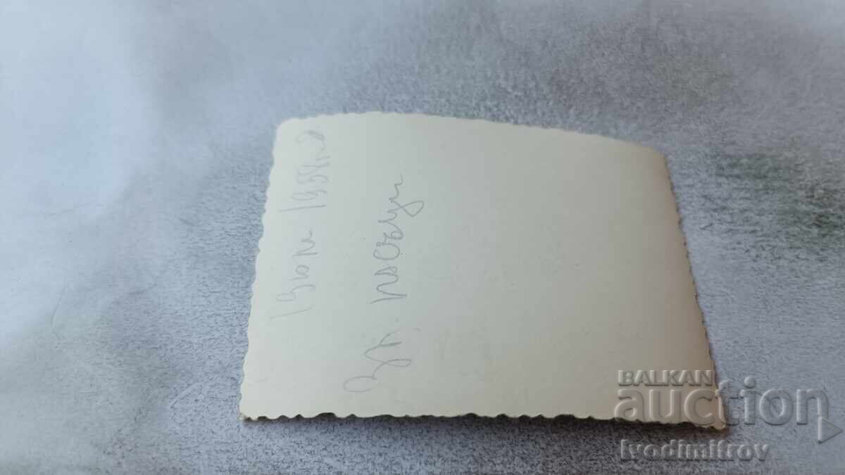 Snimka Χρυσή Άμμος Δύο νεαρά κορίτσια σε βράχο στη θάλασσα με τιμή 1.65 BGN | € 0.84