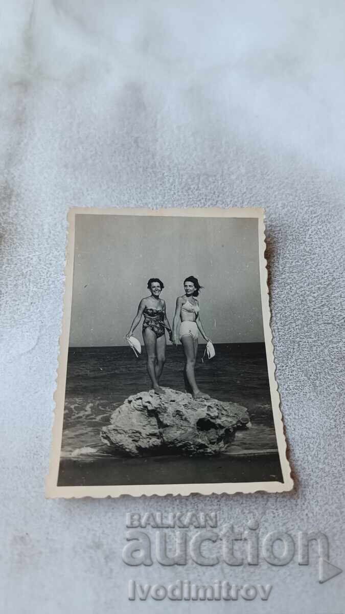 Snimka Χρυσή Άμμος Δύο νεαρά κορίτσια σε βράχο στη θάλασσα