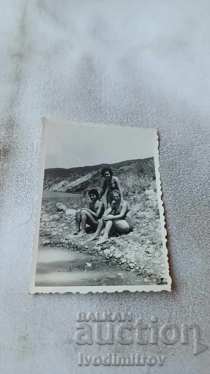 Φωτογραφία Τριών Γυναικών με Ρετρό Μαγιό δίπλα σε Ποτάμι