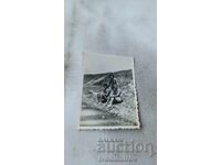 Φωτογραφία Τριών Γυναικών με Ρετρό Μαγιό δίπλα σε Ποτάμι