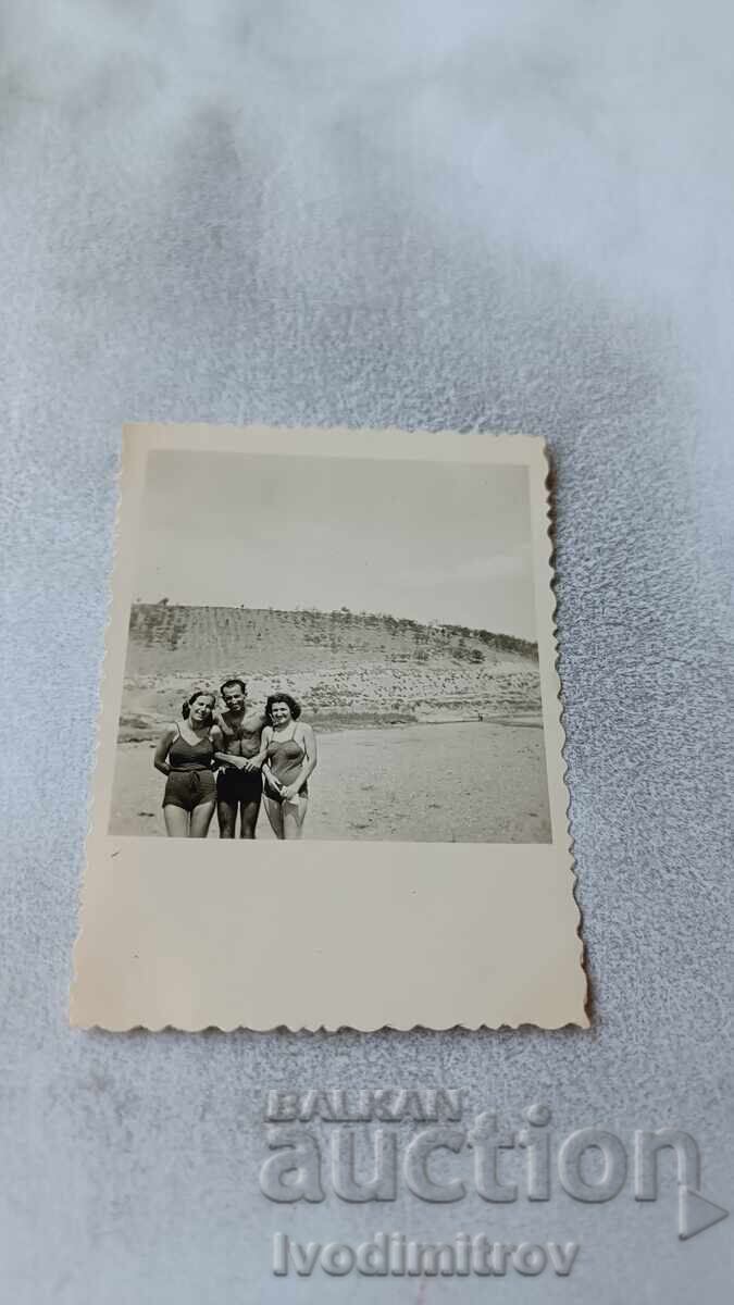 Φωτογραφία Άνδρας και δύο γυναίκες με μαγιό