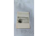 Fotografie Bărbat și două femei în costume de baie