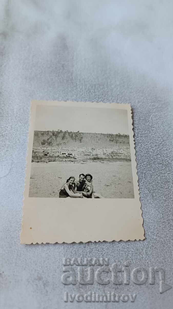 Φωτογραφία Άνδρας και δύο γυναίκες με μαγιό