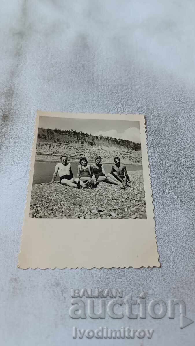 Φωτογραφία Άνδρα και γυναικών με μαγιό δίπλα σε ποτάμι