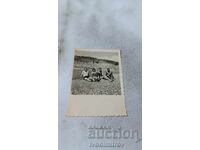 Φωτογραφία Άνδρα και γυναικών με μαγιό δίπλα σε ποτάμι