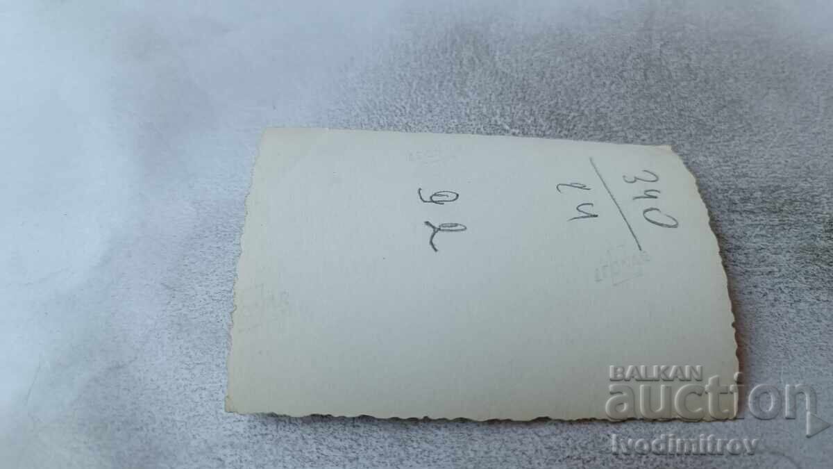 Снимка Жена младо момиче и две деца на плажа с цена 1.65 лв. | € 0.84 Снимка Жена младо момиче и две деца на плажа с цена 1.65 лв. | € 0.84