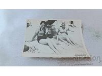 Fotografie Femeie, fată tânără și doi copii pe plajă