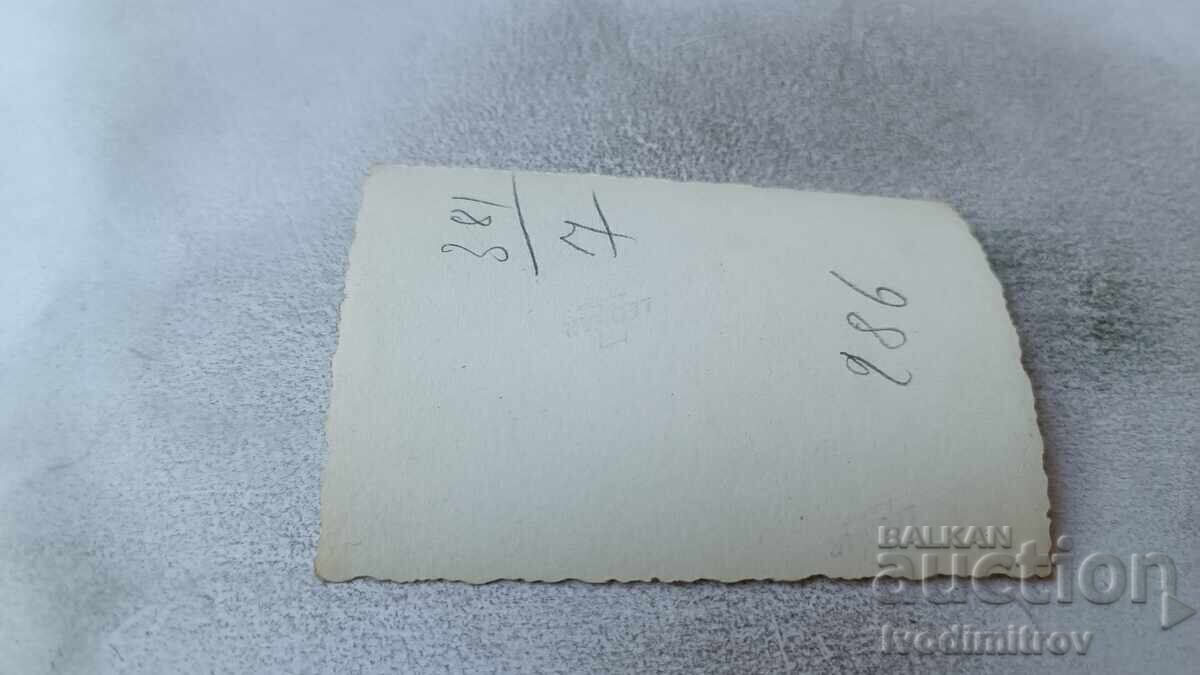 Fotografie Femeie tânără și doi copii pe plajă cu preț 1.65 BGN | € 0.84