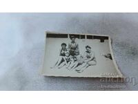 Φωτογραφία Γυναίκας, νεαρής κοπέλας και δύο παιδιών στην παραλία