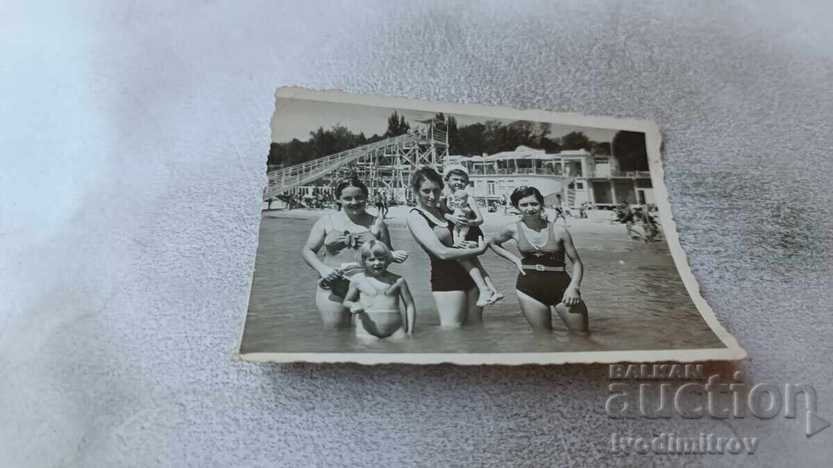 Φωτογραφία Γυναίκας, νεαρού κοριτσιού και δύο παιδιών στη θάλασσα Φωτογραφία Γυναίκας, νεαρού κοριτσιού και δύο παιδιών στη θάλασσα