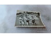 Φωτογραφία Γυναίκας, νεαρού κοριτσιού και δύο παιδιών στη θάλασσα