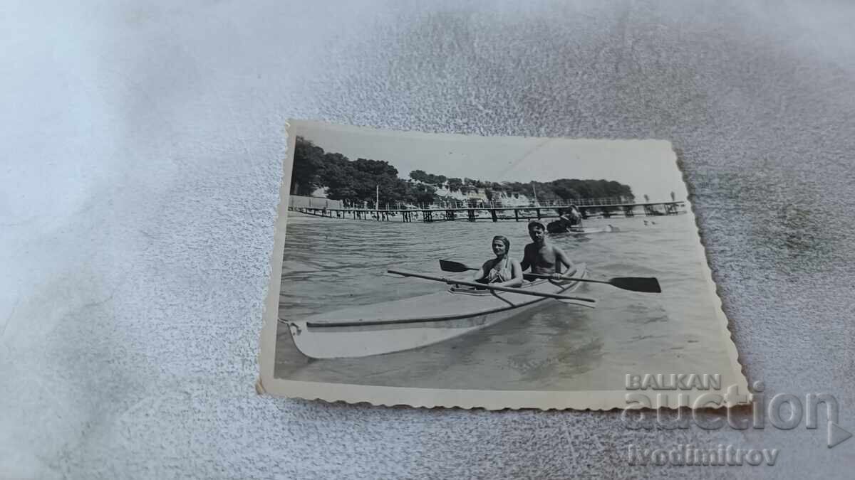 Φωτογραφία Άνδρας και γυναίκα με μια βάρκα στη θάλασσα