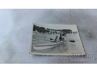 Снимка Мъж и жена с лодка в морето