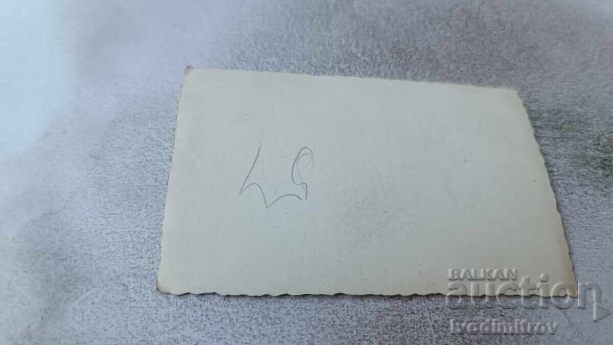 Φωτογραφία Άνδρες και γυναίκες σε βάρκα στην παραλία με τιμή 1.65 BGN | € 0.84