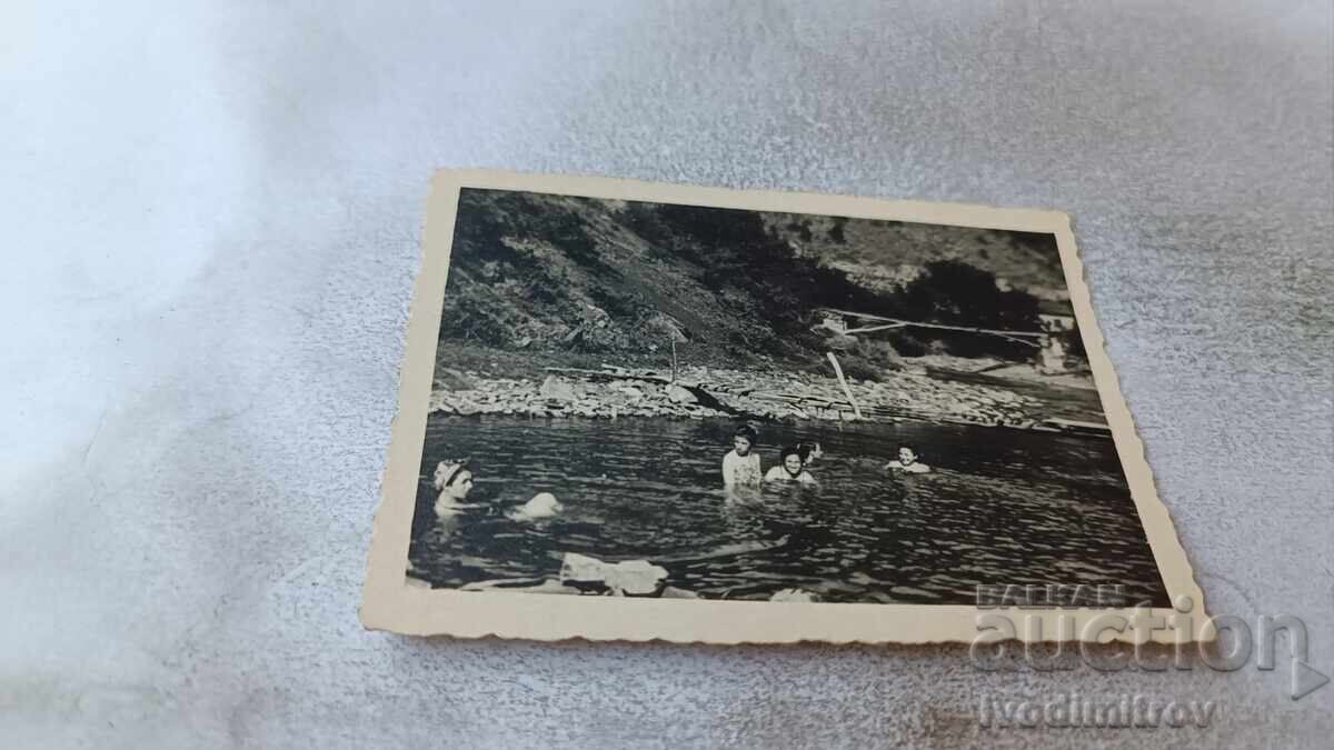 Φωτογραφία Γυναικών που κολυμπούν στη θάλασσα