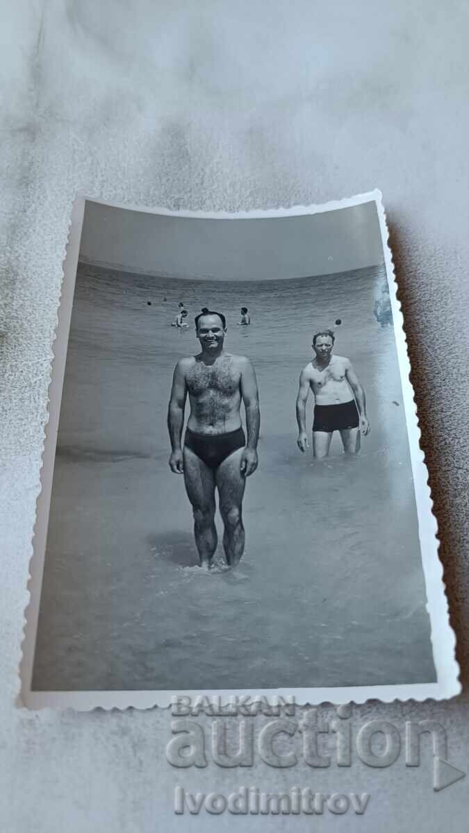 Φωτογραφία Κίτεν Δύο άνδρες στην παραλία του 1967