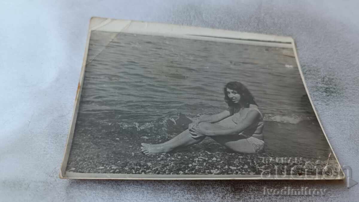 Photo Young girl on the beach Photo Young girl on the beach