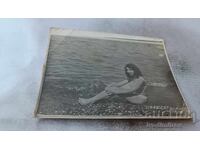 Foto Fată tânără pe plajă