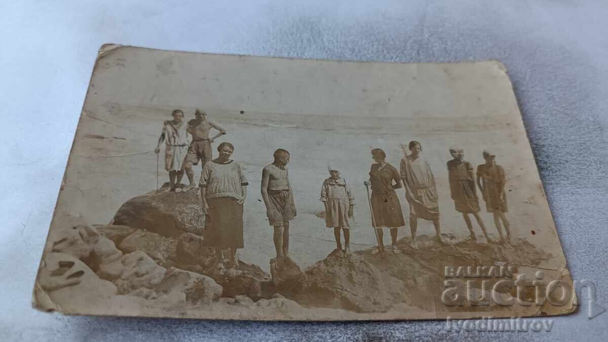 Φωτογραφία Αγοριών και Κοριτσιών σε Πέτρες δίπλα στη θάλασσα