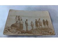 Φωτογραφία Αγοριών και Κοριτσιών σε Πέτρες δίπλα στη θάλασσα