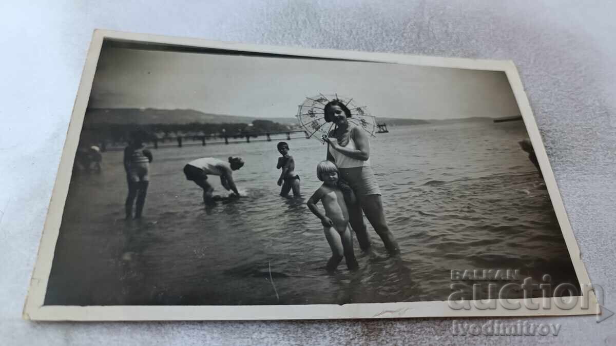 С-ка Варна Жена с чадърче и момиченце на брега на морето