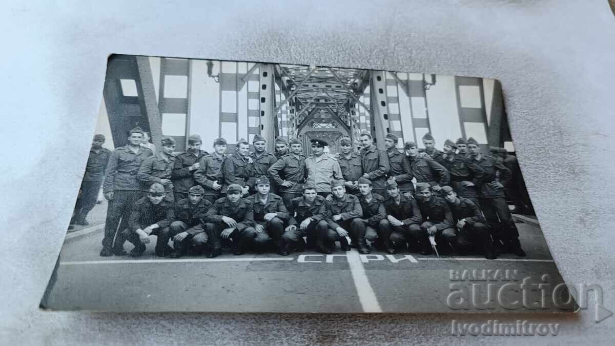 Φωτογραφία Ρούσε Αξιωματικοί και στρατιώτες στη Γέφυρα του Δούναβη Φωτογραφία Ρούσε Αξιωματικοί και στρατιώτες στη Γέφυρα του Δούναβη