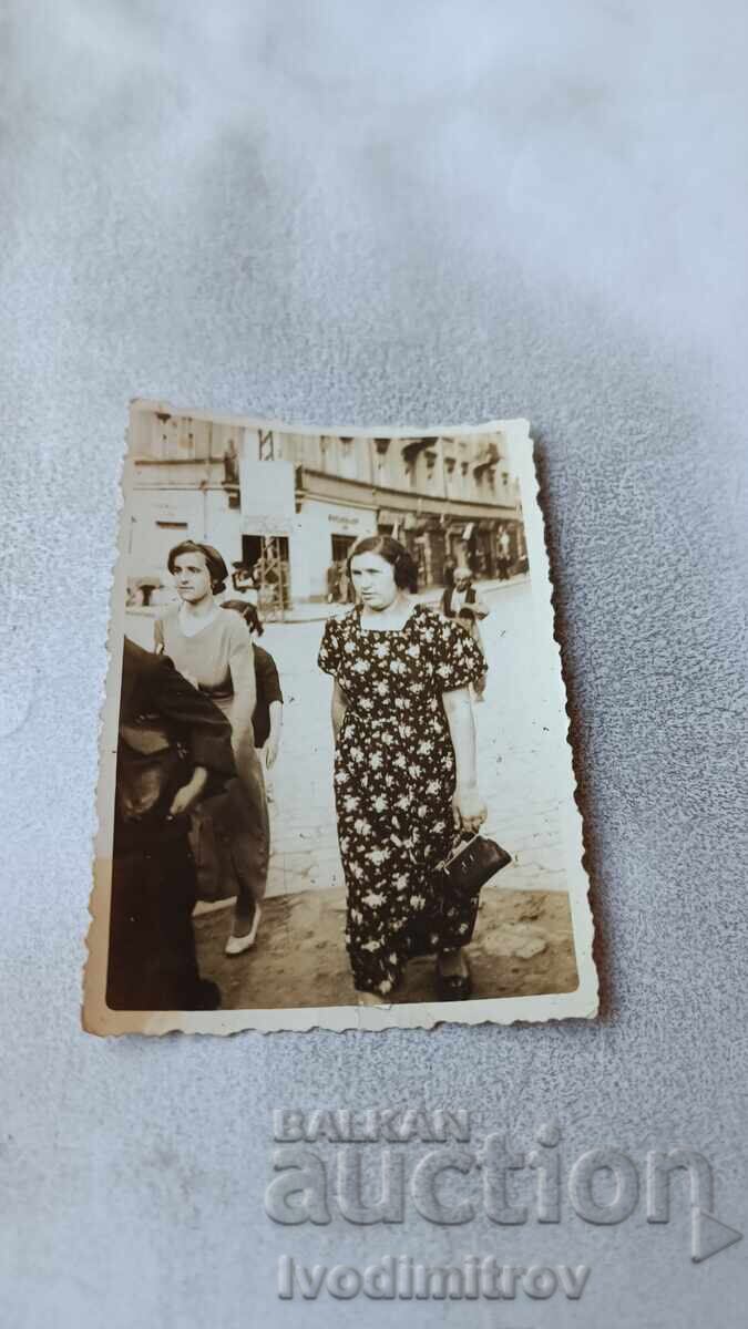 Φωτογραφία Σοφία Δύο γυναίκες σε μια βόλτα Φωτογραφία Σοφία Δύο γυναίκες σε μια βόλτα