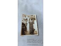 Снимка София Две жени на разходка