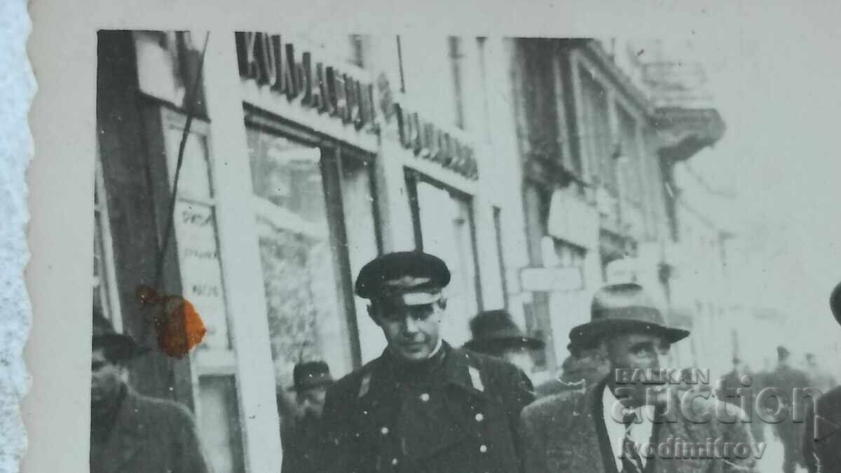 Снимка София Железничар войник и двама мъже на разходка с цена 2.45 лв. | € 1.25 Снимка София Железничар войник и двама мъже на разходка с цена 2.45 лв. | € 1.25