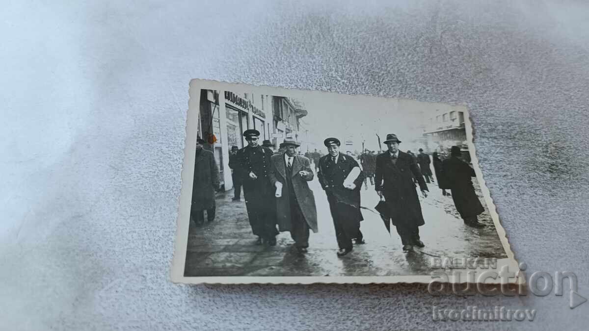 Снимка София Железничар войник и двама мъже на разходка Снимка София Железничар войник и двама мъже на разходка