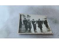 Φωτογραφία Σόφιας, Σιδηροδρομικός στρατιώτης και δύο άνδρες σε βόλτα