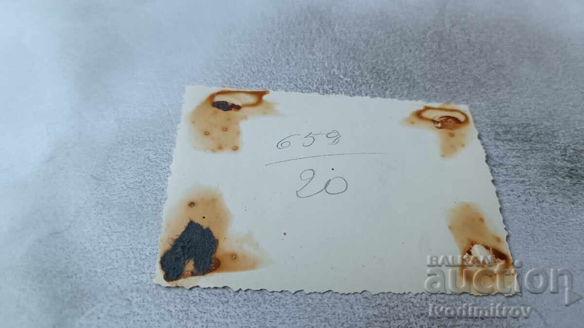 Φωτογραφία Σοφία Ένας άντρας και μια γυναίκα με ένα ρετρό καροτσάκι στο πεζοδρόμιο με τιμή 2.45 BGN | € 1.25