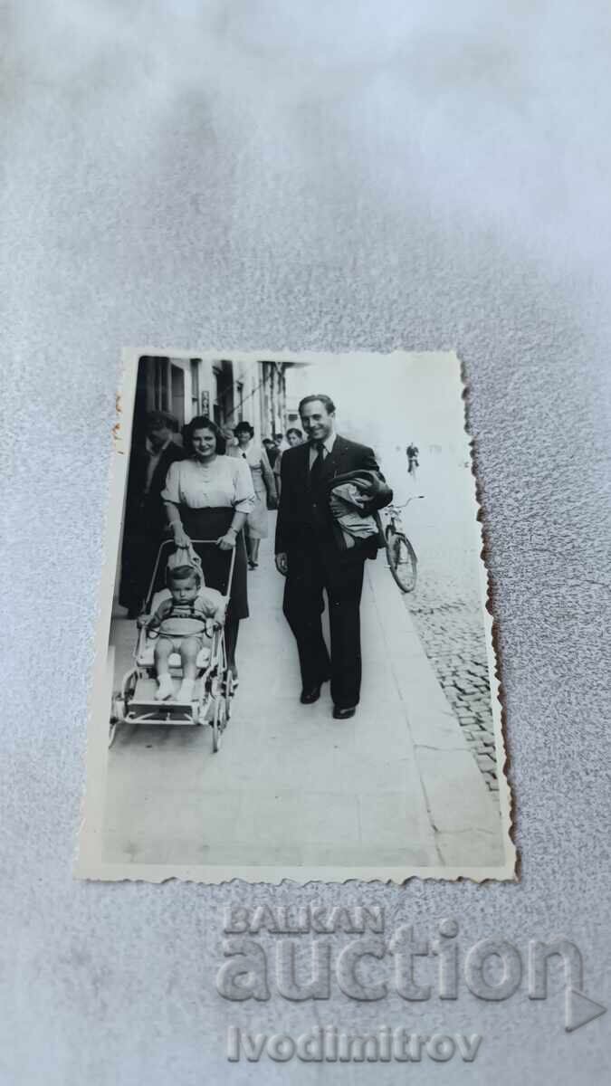 Φωτογραφία Σοφία Ένας άντρας και μια γυναίκα με ένα ρετρό καροτσάκι στο πεζοδρόμιο