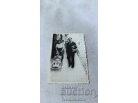 Fotografie Sofia Un bărbat și o femeie cu un cărucior retro pentru copii pe trotuar