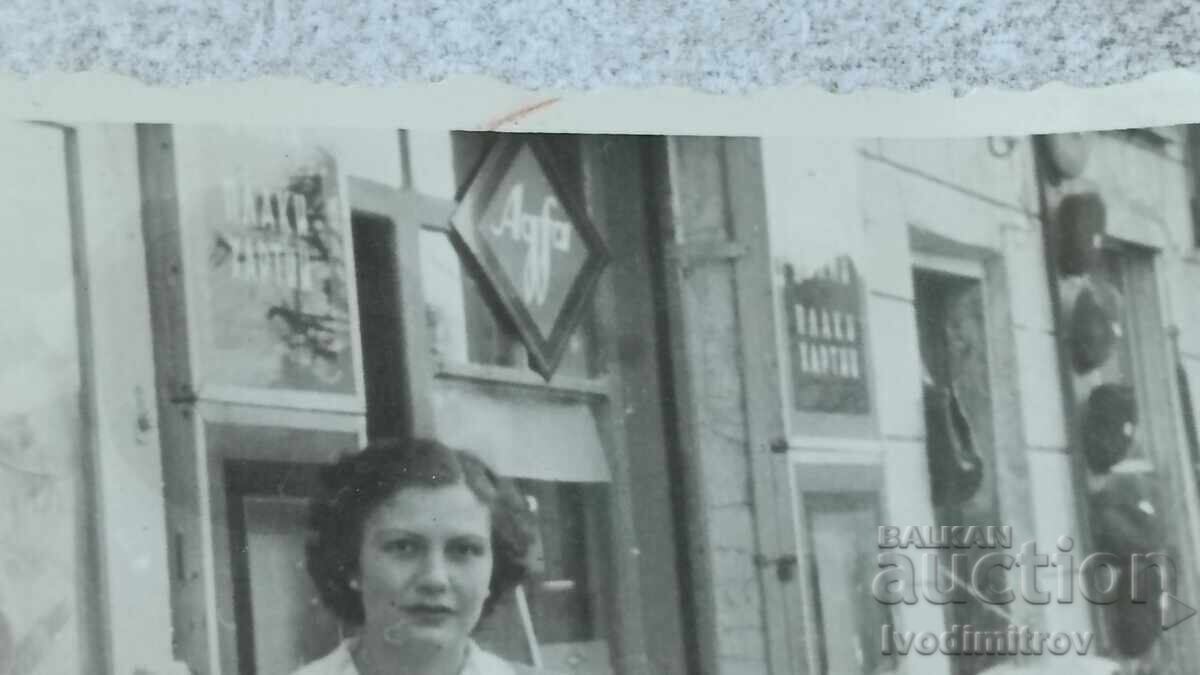 Φωτογραφία Σοφία Μια γυναίκα και ένα κοριτσάκι στο πεζοδρόμιο με τιμή 2.45 BGN | € 1.25 Φωτογραφία Σοφία Μια γυναίκα και ένα κοριτσάκι στο πεζοδρόμιο με τιμή 2.45 BGN | € 1.25