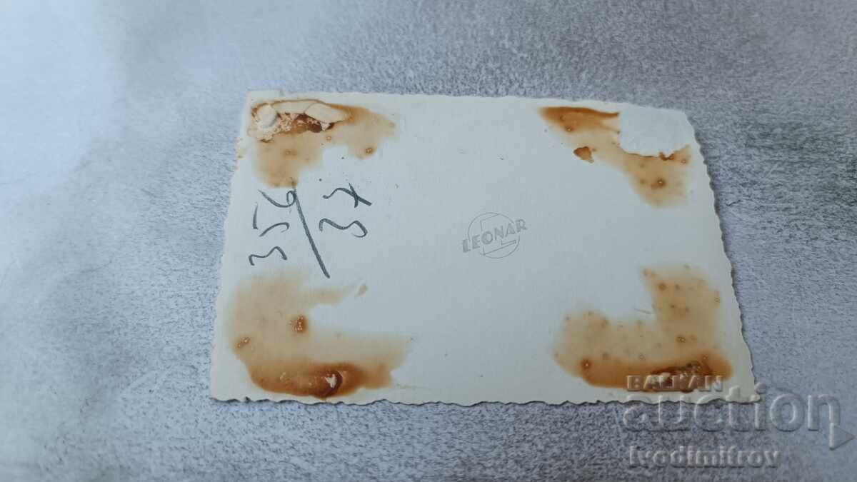 Δημοπρασία Φωτογραφία Σοφία Μια γυναίκα και ένα κοριτσάκι στο πεζοδρόμιο Δημοπρασία Φωτογραφία Σοφία Μια γυναίκα και ένα κοριτσάκι στο πεζοδρόμιο