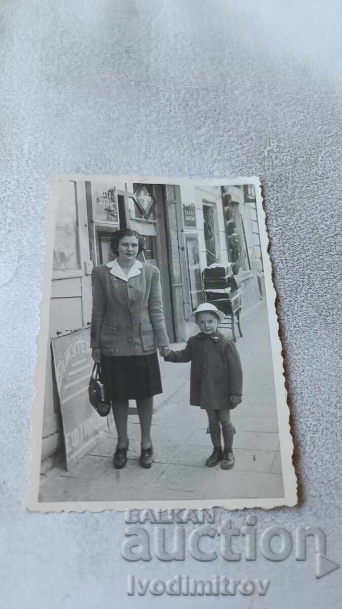 Φωτογραφία Σοφία Μια γυναίκα και ένα κοριτσάκι στο πεζοδρόμιο Φωτογραφία Σοφία Μια γυναίκα και ένα κοριτσάκι στο πεζοδρόμιο