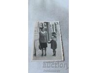 Photo Sofia A woman and a little girl on the sidewalk