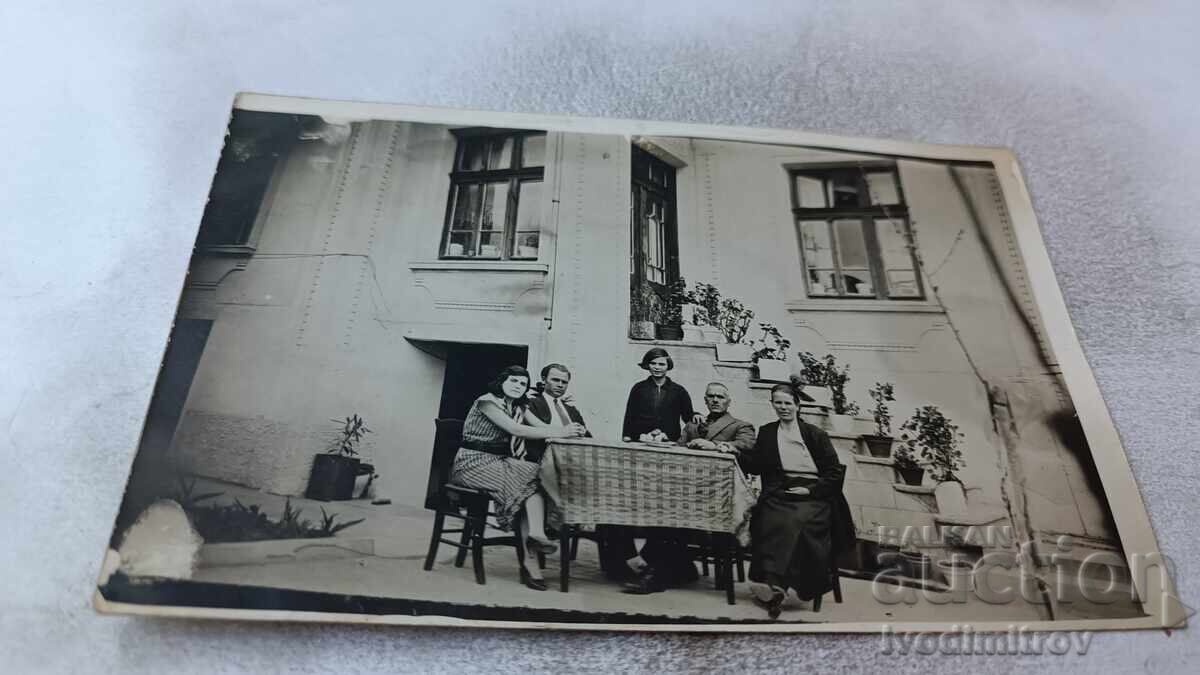 Photo Sofia The whole family around a table in the yard of their house