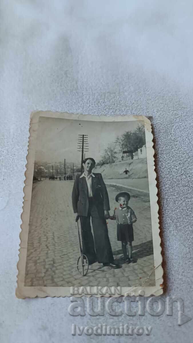 Снимка София Мъж и малко момченце на шосето