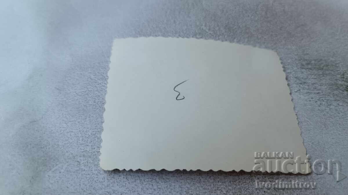 Φωτογραφία Σκοπίων, Άνδρας μπροστά από μονοκατοικία με τιμή 4.65 BGN | € 2.38 Φωτογραφία Σκοπίων, Άνδρας μπροστά από μονοκατοικία με τιμή 4.65 BGN | € 2.38