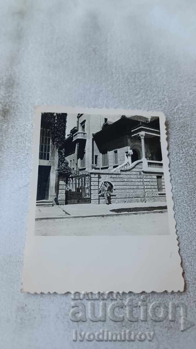 Φωτογραφία Σκοπίων, Άνδρας μπροστά από μονοκατοικία Φωτογραφία Σκοπίων, Άνδρας μπροστά από μονοκατοικία